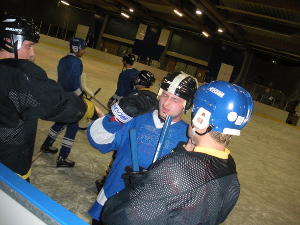 EISHOCKEY UND SONNTAGSAKTIVITÄTEN - 