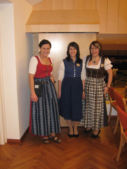 1. Dirndl und Lederhosenball - 