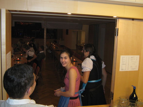 1. Dirndl und Lederhosenball - 