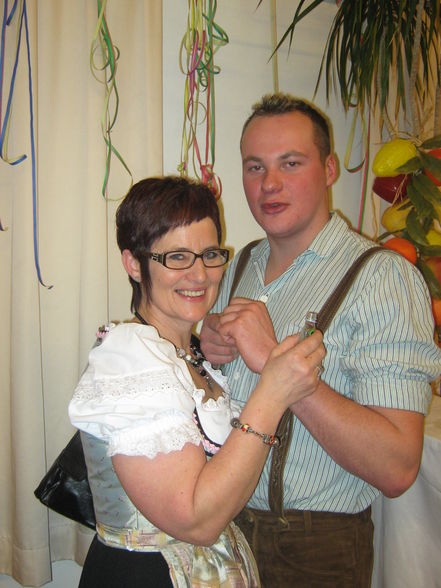 1. Dirndl und Lederhosenball - 