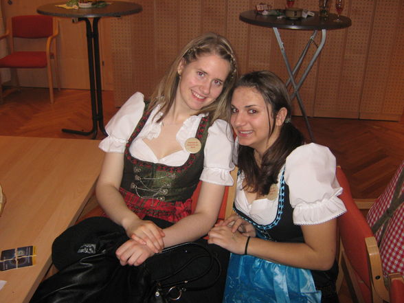 1. Dirndl und Lederhosenball - 