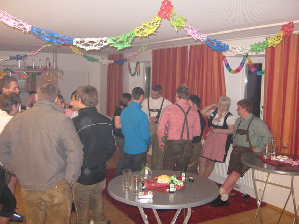 1. Dirndl und Lederhosenball - 