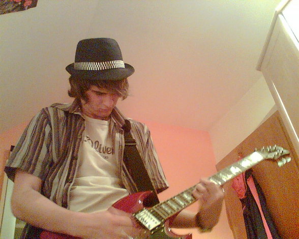 My guitar, my Hat et Moi!!! - 