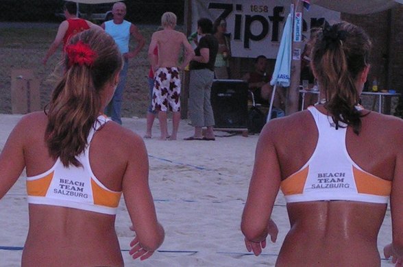 eLLy in akTion (beacHvoLLeyboi) - 