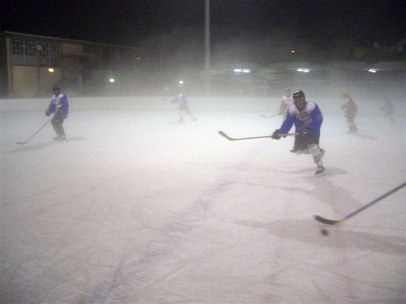 We play icehockey!!!! - 