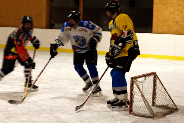 We play icehockey!!!! - 