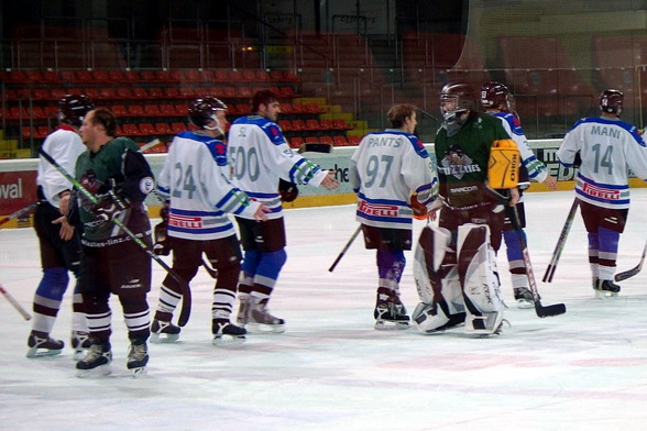 We play icehockey!!!! - 