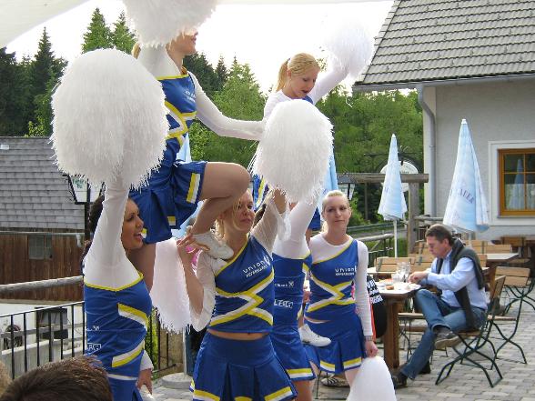 WM 06 Neumühle mit Cheerleader - 