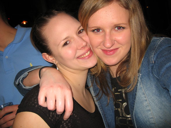 Februar/Party People - 