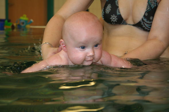 julian beim babyschwimmen - 