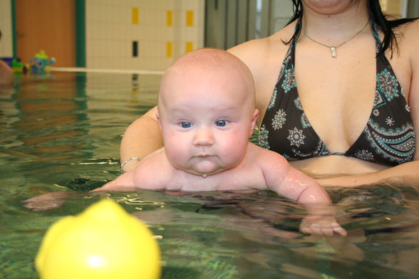 julian beim babyschwimmen - 