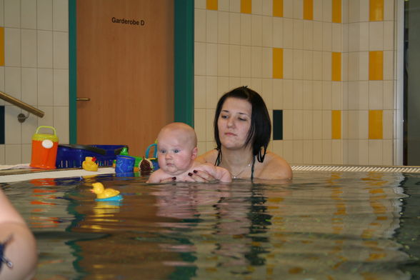 julian beim babyschwimmen - 