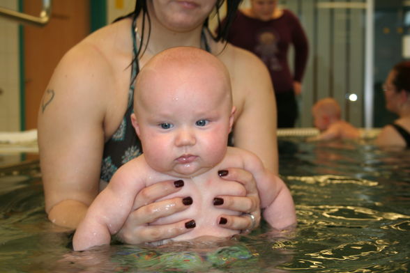 julian beim babyschwimmen - 