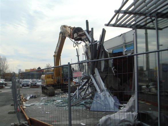 Abriss Gebrauchtwagenhalle alt - 