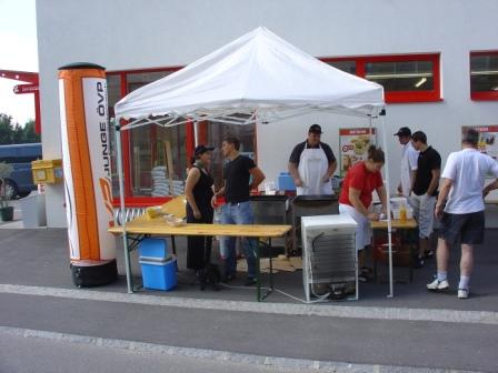 August 2006; JVP grillt für Baumgar - 