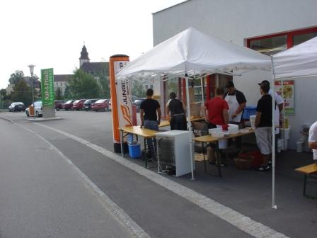 August 2006; JVP grillt für Baumgar - 