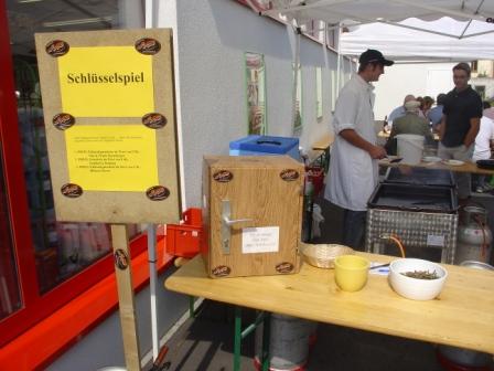 August 2006; JVP grillt für Baumgar - 