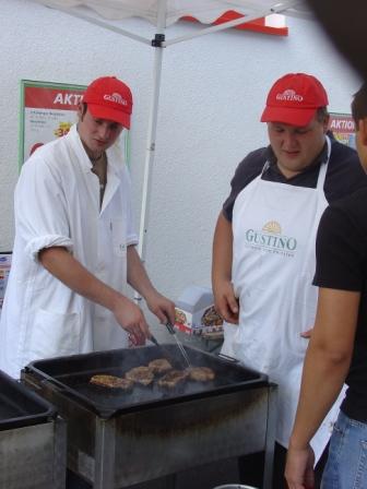 August 2006; JVP grillt für Baumgar - 