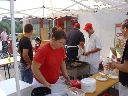 August 2006; JVP grillt für Baumgar - 