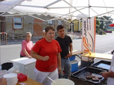 August 2006; JVP grillt für Baumgar - 