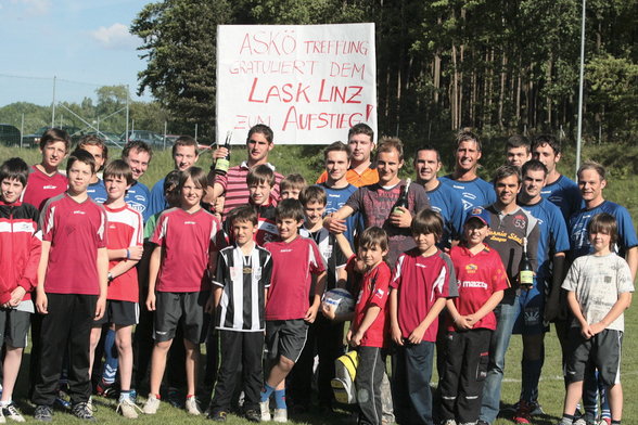 LASK Spieler beim ASKÖ Treffling - 