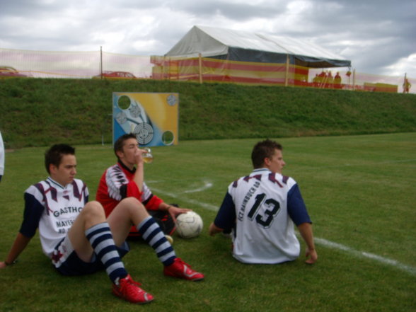 Fußballplatz-Eröffnungsturnie - 