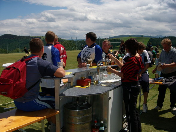 Fußballplatz-Eröffnungsturnie - 