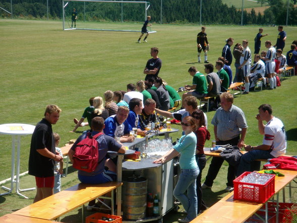 Fußballplatz-Eröffnungsturnie - 