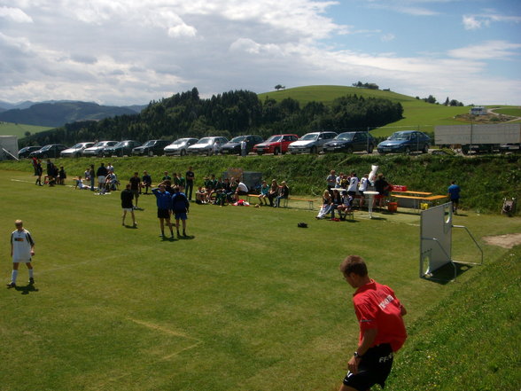 Fußballplatz-Eröffnungsturnie - 