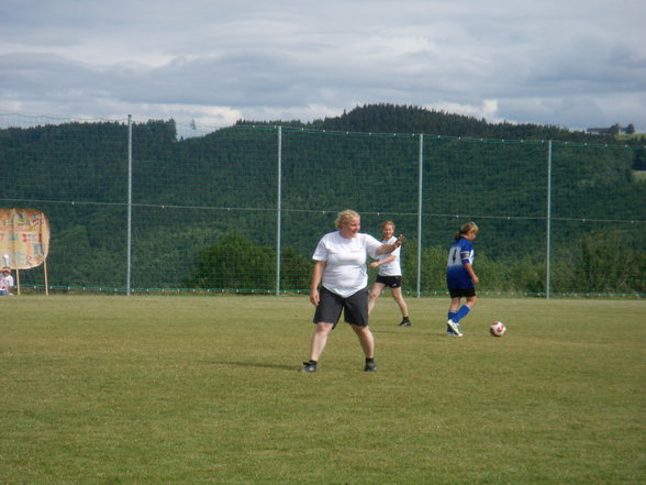 Fußballplatz-Eröffnungsturnie - 