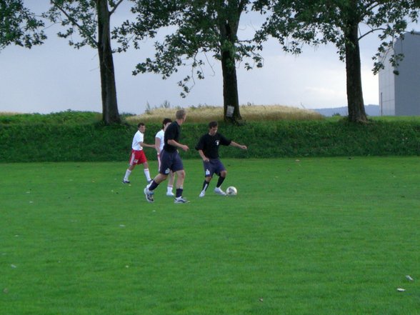 Fußballspiel schwarz gegen wei&szl - 