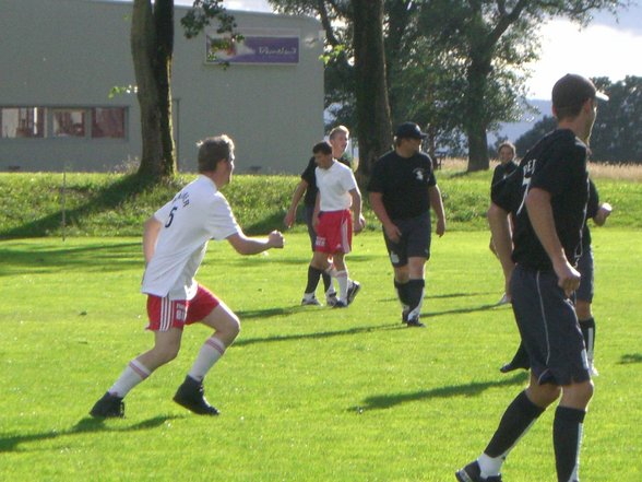 Fußballspiel schwarz gegen wei&szl - 