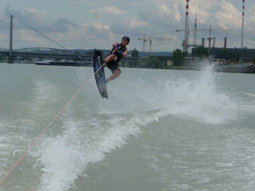 Motorbootfahren auf der Donau - 