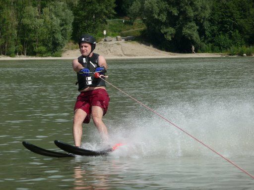 Motorbootfahren auf der Donau - 