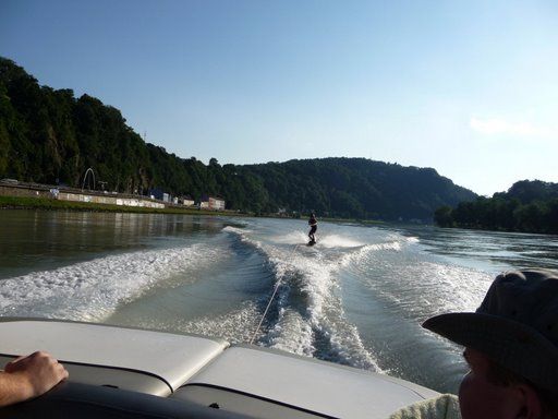 Motorbootfahren auf der Donau - 