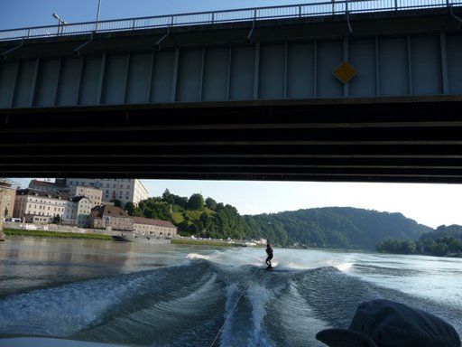 Motorbootfahren auf der Donau - 