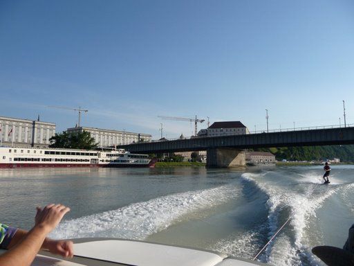 Motorbootfahren auf der Donau - 