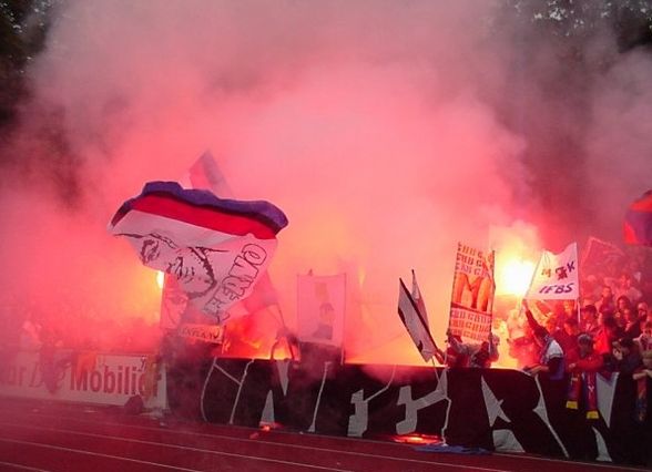 hooligans und fußballfans - 