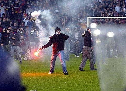 hooligans und fußballfans - 