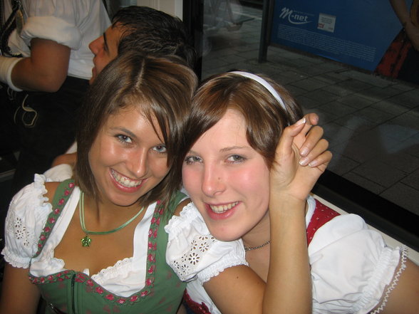 mitn Dirndl unterwegs - 