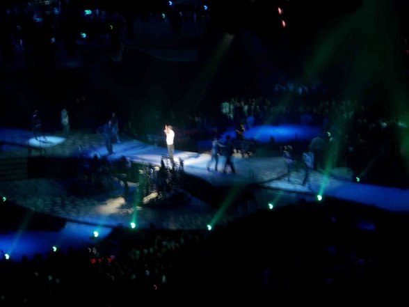 Justin @ Joe Louis Arena -- DETROIT - 