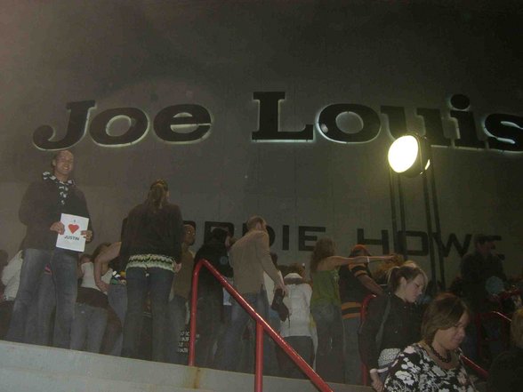 Justin @ Joe Louis Arena -- DETROIT - 