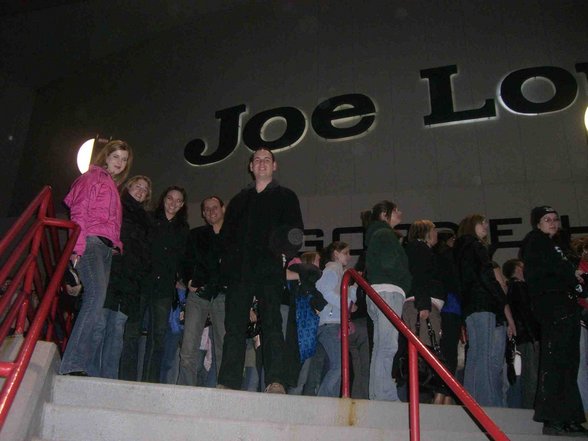 Justin @ Joe Louis Arena -- DETROIT - 