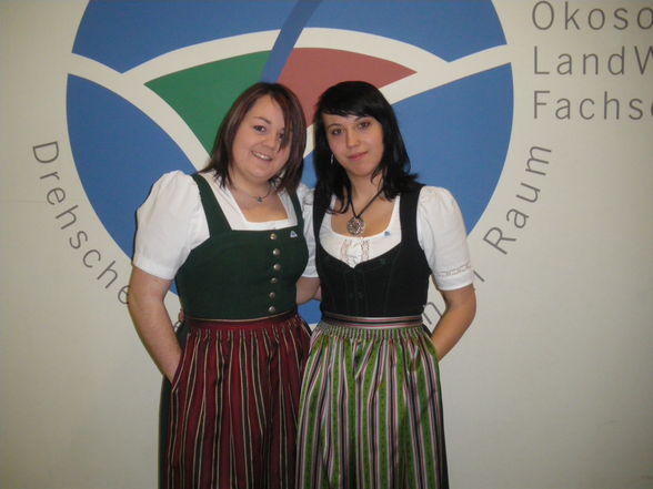 die nervösität in anzug und dirndl - 