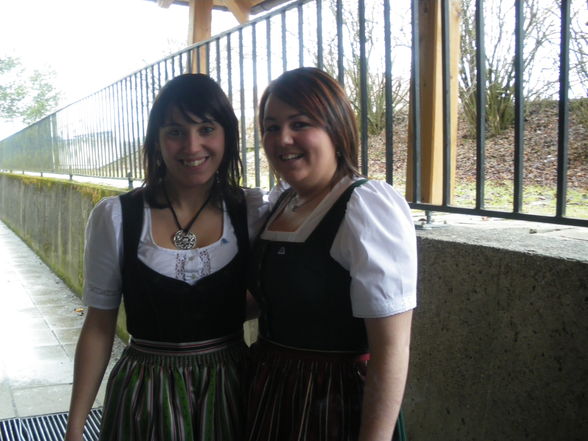 die nervösität in anzug und dirndl - 