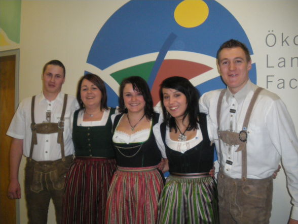 die nervösität in anzug und dirndl - 