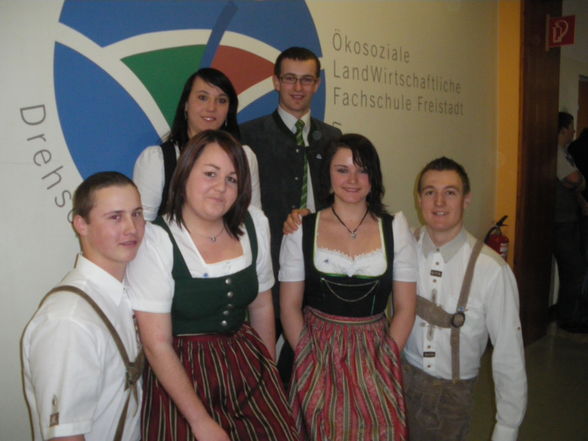 die nervösität in anzug und dirndl - 