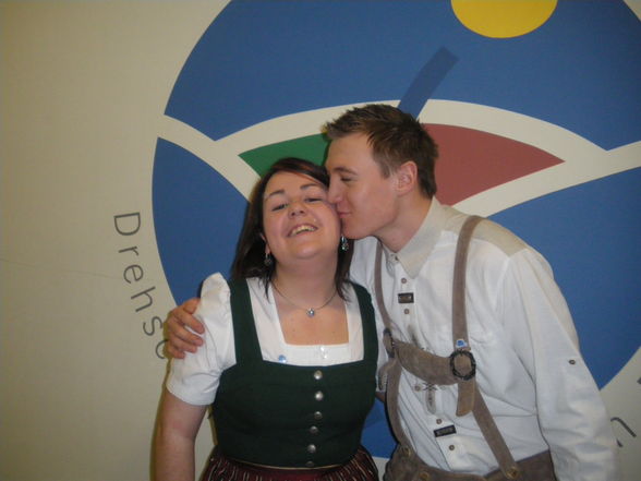 die nervösität in anzug und dirndl - 