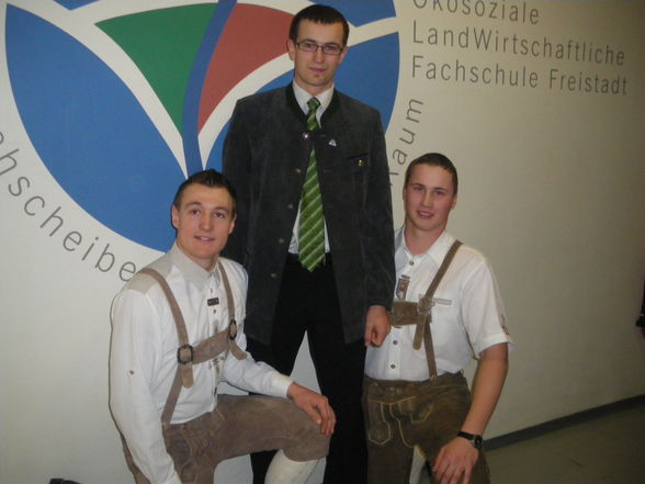 die nervösität in anzug und dirndl - 