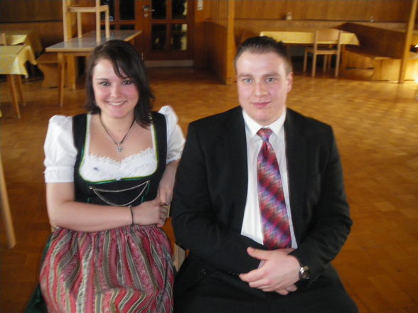 die nervösität in anzug und dirndl - 